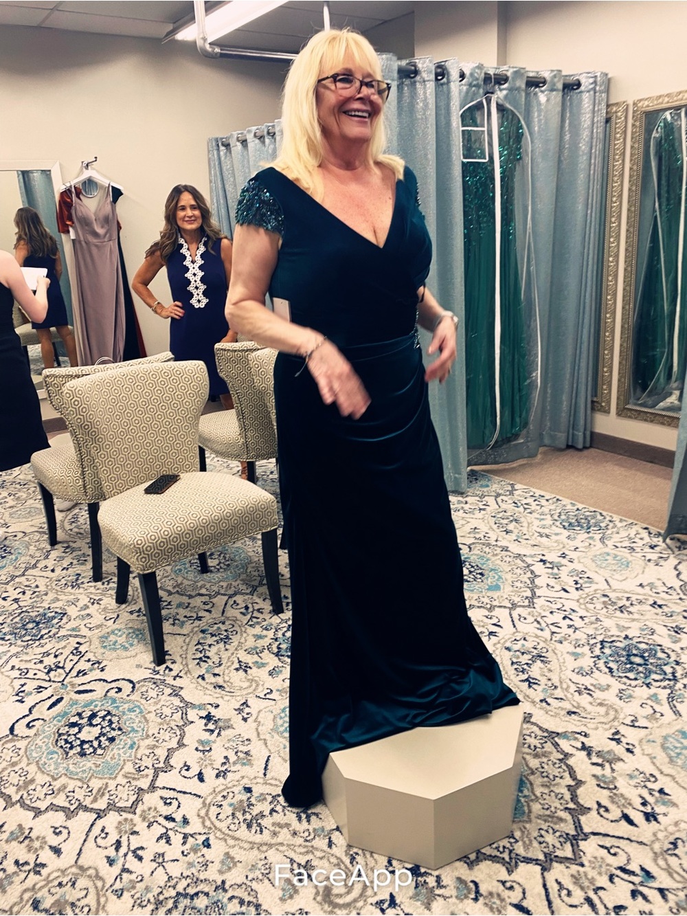 Elegant Deep Green Velvet Evening Dress with Beaded Cap Sleeves